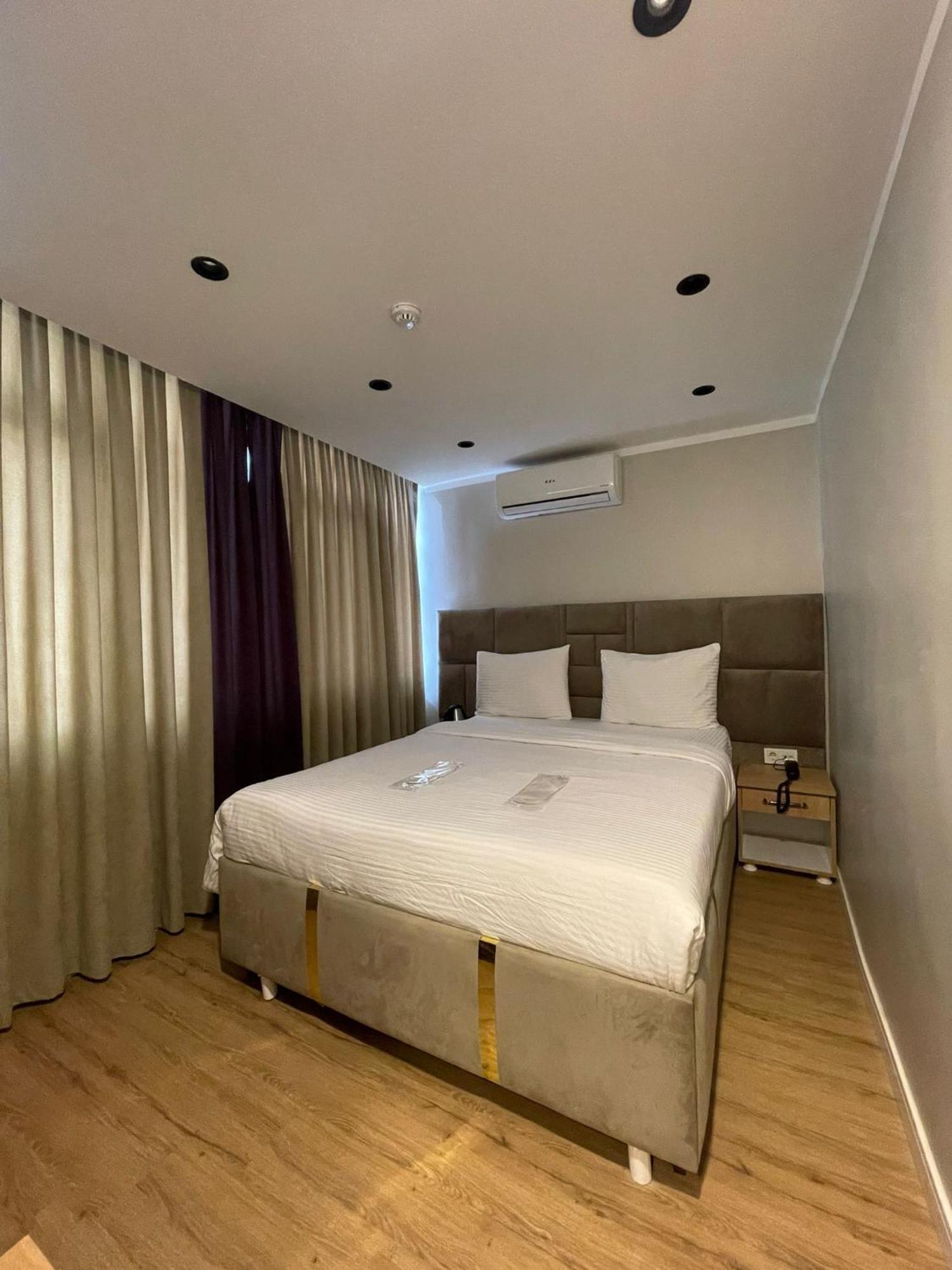 Edwin Plus — Photos 2